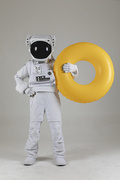 우주 생활 - 노란색 수영 튜브를 들고있는 우주인 전신