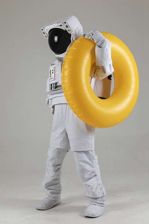 우주 생활 - 노란색 수영 튜브를 들고있는 우주인 옆모습 전신