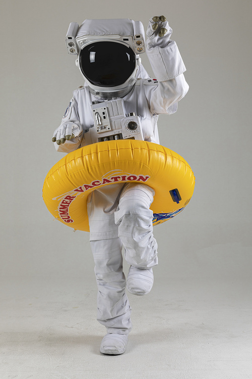 우주 생활 - 노란색 수영 튜브를 끼고 장난치는 우주인 전신