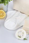 제로웨이스트 - 레몬과 천연수세미,천연 비누 사이에 있는 천연 면 생리대, 클로즈업
