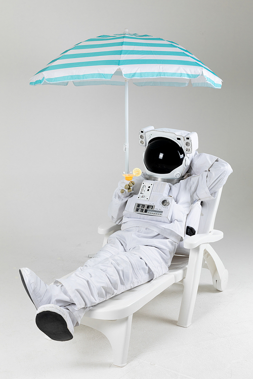우주 생활 - 파라솔 아래, 선배드 위에 다리꼬고 누워서 칵테일 한 잔 마시며 휴식을 취하고 있는 휴가 중인 여유로운 우주인