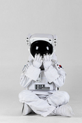 우주 생활 - 바닥에 앉아서 양 손으로 얼굴을 가리며 놀라고 있는 우주인 앞모습