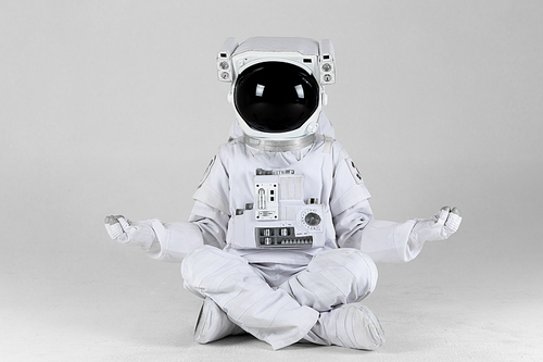 우주 생활 - 바닥에 앉아서 명상을 하고 있는 우주인 앞모습