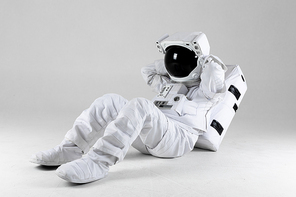 우주 생활 - 건강한 운동 생활을 하고 있는 모습, 윗몸 일으키기를 하고 있는 우주인 앞모습