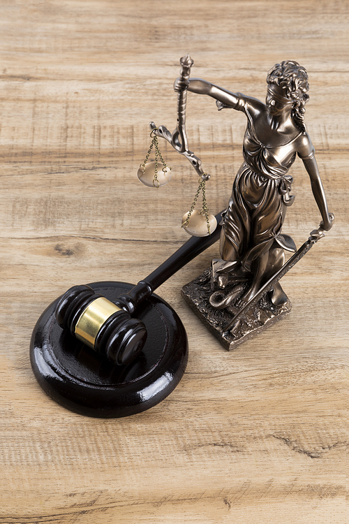 범죄와 법률 - 정의의 여신상과 법봉