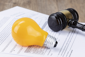 범죄와 법률 - 서류와 노란색 전구 그리고 법봉