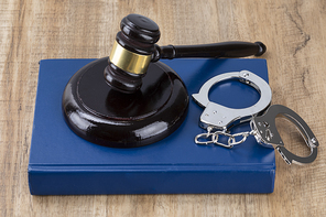 범죄와 법률 - 수갑과 법전 위에 놓여진 법봉