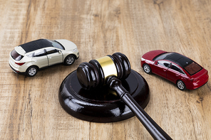 범죄와 법률 - 미니어처 자동차와 법봉