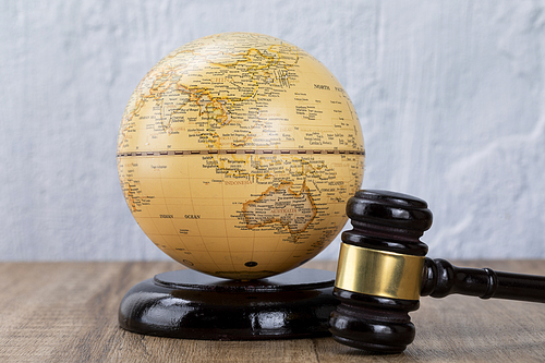 범죄와 법률 - 지구본과 법봉