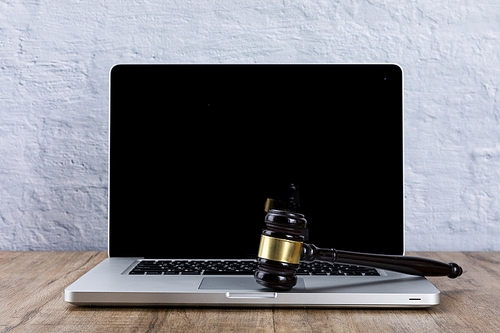 범죄와 법률 - 노트북과 법봉