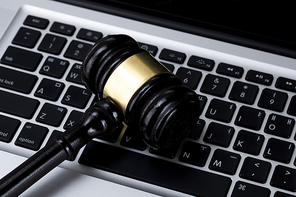 범죄와 법률 - 노트북 키보드 위에 놓여진 법봉
