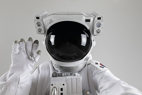 우주생활 - 카메라를 보며 인사하는 우주인
