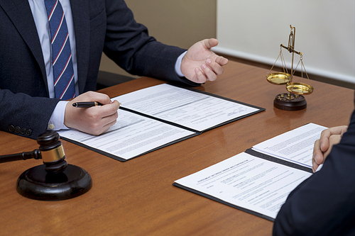 범죄와 법률 - 천칭 저울, 법봉과 법률 상담을 하고 있는 법조인과 의뢰자의 손