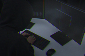 범죄와 법률 - 사이버 범죄를 저지르고 있는 해커의 손과 모니터