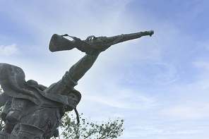 호국 보훈 - 총을 들고 있는 군인 동상