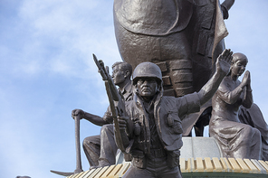 호국 보훈 - 총을 들고있는 군인 동상