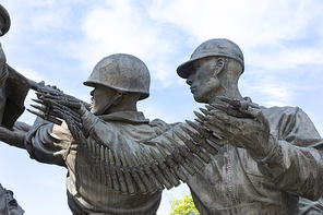 호국 보훈 - 6.25 전쟁 관련 기관총 탄알을 들고 있는 동상
