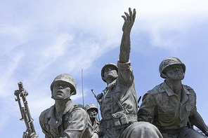 호국 보훈 - 화창한 하늘과 6.25 전쟁 관련 군인 동상