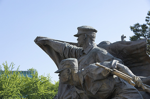 호국 보훈 - 화창한 하늘과 6.25 전쟁 관련 군인 동상