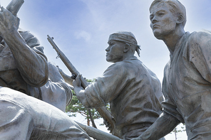 호국 보훈 - 화창한 하늘과 6.25 전쟁 관련 총을 들고 있는 동상