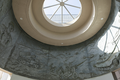 호국 보훈 - 돔 천장에 새겨진 전쟁 동상