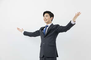 슬기로운 직장인 - 양 손을 펼치고 웃고 있는 직장인