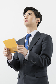 슬기로운 직장인 - 통장을 쥐고 고민하는 직장인