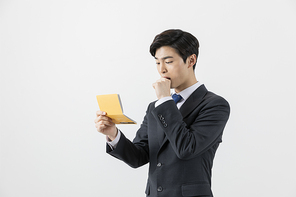 슬기로운 직장인 - 통장을 보며 놀란 직장인