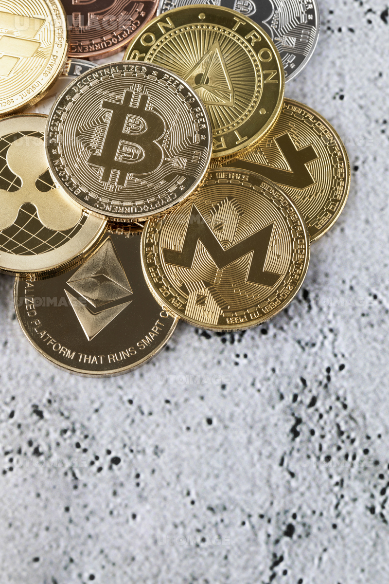 비트코인 - 바닥에 놓인 여러가지 전자화폐 | 유토이미지 | 상세페이지 | 베이직샵 | 사진 | 21755824