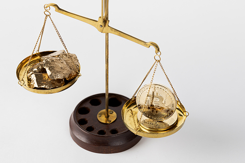 비트코인 - 천칭 저울 위에 놓여진 비트코인과 금