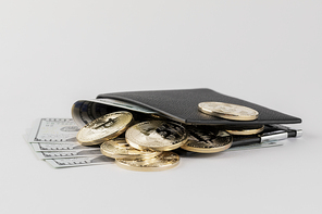 비트코인 - 남성용 검정색 지갑 사이에 껴있는 미국 달러와 비트코인