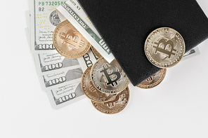 비트코인 - 남성용 검정색 지갑 사이에 껴있는 미국 달러와 비트코인