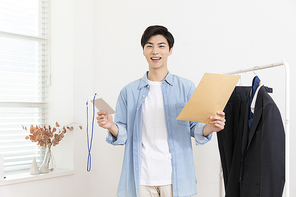 취업준비생의 나날 - 수험표와 서류를 들고있는 취업준비생