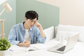 취업준비생의 나날 - 노트북으로 공부하는 피곤한 취업준비생