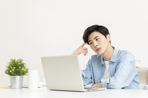 취업준비생의 나날 - 노트북을 보며 고민하는 취업준비생