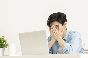 취업준비생의 나날 - 노트북으로 합격여부를 확인하는 조마조마한 취업준비생
