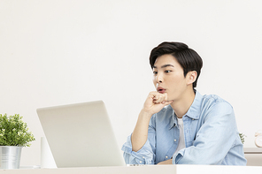 취업준비생의 나날 - 노트북을 보며 놀라는 취업준비생