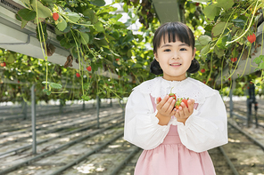 상큼 달콤 딸기농장 - 딸기 농장에서 잘 익은 딸기를 두 손 가득 들고 미소짓는 즐거운 어린이