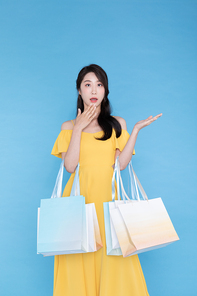 쇼핑이벤트 - 쇼핑백을 들고있는 여성