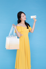 쇼핑이벤트 - 쇼핑백과 쿠폰을 들고 있는 여성