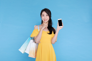 쇼핑이벤트 - 쇼핑백과 핸드폰을 들고 있는 여성