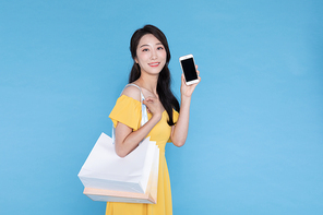 쇼핑이벤트 - 쇼핑백과 핸드폰을 들고 있는 여성