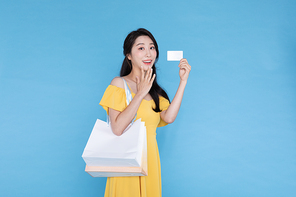 쇼핑이벤트 - 쇼핑백과 카드를 들고 있는 여성