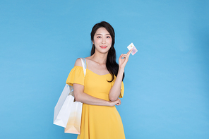 쇼핑이벤트 - 쇼핑백과 카드를 들고 있는 여성