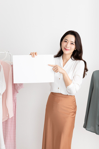 여성 의상 판매 쇼핑 라이브쇼 쇼호스트 여성이 흰색 패널 들고있는 이미지 사진