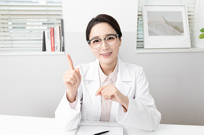 중요한 손동작하고 있는 정신의학과 여성의사 이미지 사진