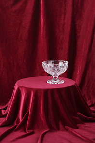 테이블에 유리잔 빨간색 직물 패브릭 배경 질감 사진