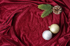 크리스마스 오너먼트와 솔방울 빨간색 직물 패브릭 배경 질감 사진
