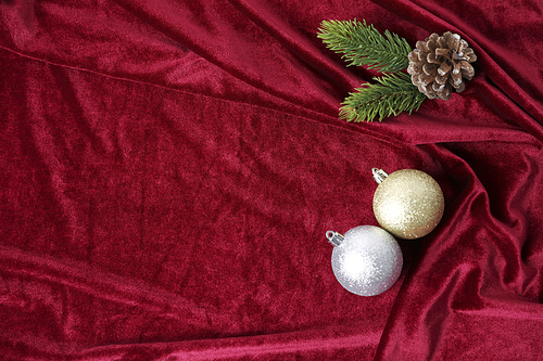 크리스마스 오너먼트와 솔방울 빨간색 직물 패브릭 배경 질감 사진