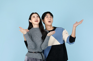 다정하게 서서 위를 처다보고 있는 커플 사진
